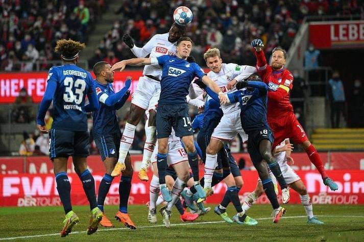 亿博app官方下载热刺发布联赛杯对曼联海报